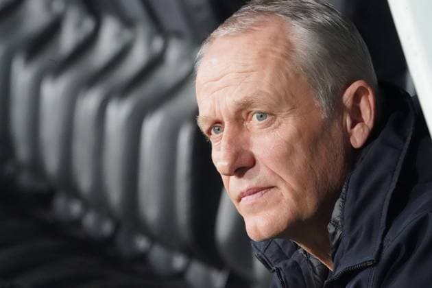 Fußball: UEFA Europa League 2023 2024, k.-o.-Runden-Play-offs, RC Lens - SC Freiburg, Stadion Bollaert-Delelis (Lens): Freiburgs Trainer Christian Streich Lens Bollaert-Delelis Stadium Frankreich Copyright: xJoeranxSteinsiekx