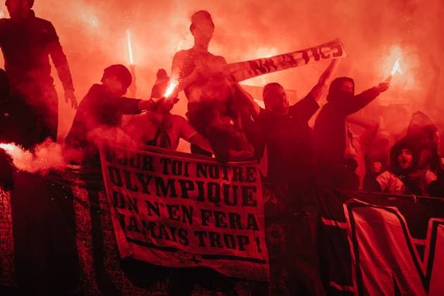 Fußball Herren Saison 2023 2024 Play-Offs Europa League FC Shakhtar Donetsk (UKR) vs. Olympique Marseille (FRA) 15.02.2024 Olympique Marseille Fans mit Pyrotechnik Hamburg Volksparkstadion Hamburg Deutschland