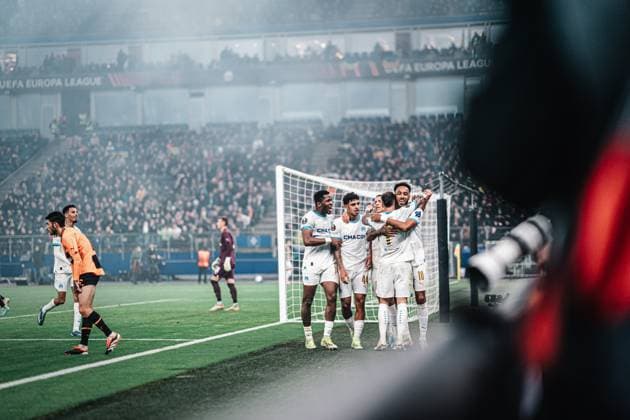 Fußball Herren Saison 2023 2024 Play-Offs Europa League FC Shakhtar Donetsk (UKR) vs. Olympique Marseille (FRA) 15.02.2024 Torschütze Pierre-Emerick Aubameyang ( 10, Olympique Marseille) wird von seinem Team umjubelt Hamburg Volksparkstadion Hamburg Deutschland