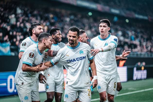 Fußball Herren Saison 2023 2024 Play-Offs Europa League FC Shakhtar Donetsk (UKR) vs. Olympique Marseille (FRA) 15.02.2024 Torschütze Iliman Ndiaye ( 29, Olympique Marseille) wird von seinem Team umjubelt Hamburg Volksparkstadion Hamburg Deutschland