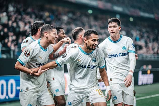 Fußball Herren Saison 2023 2024 Play-Offs Europa League FC Shakhtar Donetsk (UKR) vs. Olympique Marseille (FRA) 15.02.2024 Torschütze Iliman Ndiaye ( 29, Olympique Marseille) wird von seinem Team umjubelt Hamburg Volksparkstadion Hamburg Deutschland