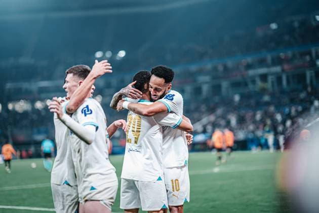 Fußball Herren Saison 2023 2024 Play-Offs Europa League FC Shakhtar Donetsk (UKR) vs. Olympique Marseille (FRA) 15.02.2024 Die Torschützen Iliman Ndiaye ( 29, Olympique Marseille) und Pierre-Emerick Aubameyang ( 10, Olympique Marseille) liegen sich in den Armen feiernd Hamburg Volksparkstadion Hamburg Deutschland
