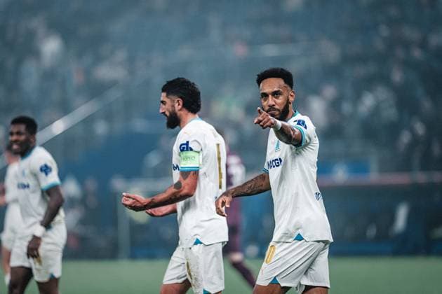 Fußball Herren Saison 2023 2024 Play-Offs Europa League FC Shakhtar Donetsk (UKR) vs. Olympique Marseille (FRA) 15.02.2024 Pierre-Emerick Aubameyang ( 10, Olympique Marseille) jubelt nach sienem Treffer und zeigt mit seinem Finger Hamburg Volksparkstadion Hamburg Deutschland