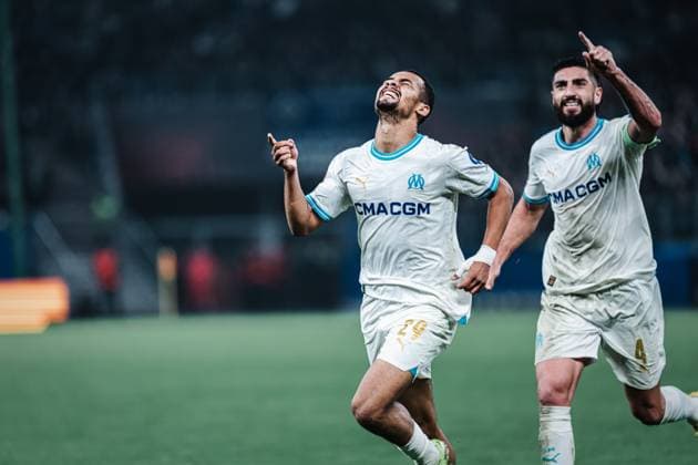 Fußball Herren Saison 2023 2024 Play-Offs Europa League FC Shakhtar Donetsk (UKR) vs. Olympique Marseille (FRA) 15.02.2024 Torschütze Iliman Ndiaye ( 29, Olympique Marseille) jubelt mit Samuel Gigot ( 4, Olympique Marseille) Hamburg Volksparkstadion Hamburg Deutschland