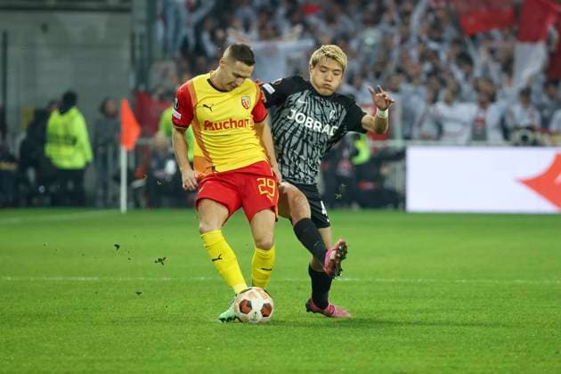 Sport Bilder des Tages Przemyslaw Frankowski (RC Lens, 29) und Ritsu Doan (SC Freiburg, 42) im Zweikampf , Fussball, UEFA Europa League, Play-off 1. Spiel, 2023 2024, RC Lens vs. SC Freiburg, 15.02.2024, Stade Bollaert-Delelis, Lens, Frankreich Lens Stade Bollaert-Delelis Pas-de-Calais Frankreich Copyright: xGrantxHubbsx