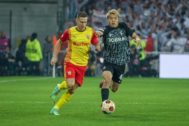 Przemyslaw Frankowski (RC Lens, 29) und Ritsu Doan (SC Freiburg, 42) im Laufduell , Fussball, UEFA Europa League, Play-off 1. Spiel, 2023 2024, RC Lens vs. SC Freiburg, 15.02.2024, Stade Bollaert-Delelis, Lens, Frankreich Lens Stade Bollaert-Delelis Pas-de-Calais Frankreich Copyright: xGrantxHubbsx