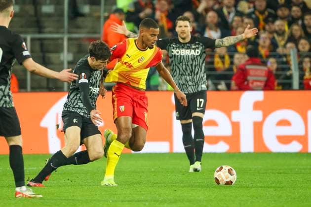 Merlin Roehl (SC Freiburg, 34) und Andy Diouf (RC Lens, 18) im Zweikampf , Fussball, UEFA Europa League, Play-off 1. Spiel, 2023 2024, RC Lens vs. SC Freiburg, 15.02.2024, Stade Bollaert-Delelis, Lens, Frankreich Lens Stade Bollaert-Delelis Pas-de-Calais Frankreich Copyright: xGrantxHubbsx