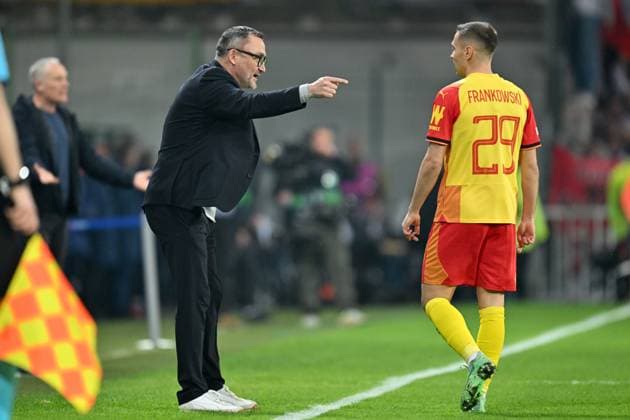 240215 RC Lens vs SC Freiburg Head Coach Franck Haise of RC Lens pictured in talks with Przemyslaw Frankowski (29) of RC Lens during the Uefa Europa League play-off -first leg game in the 2023-2024 season between Racing Club de Lens and SC Freiburg on February 15 , 2024 in Lens, France. (Photo by David Catry Isosport) LENS FRANCE  Copyright: xx 438654