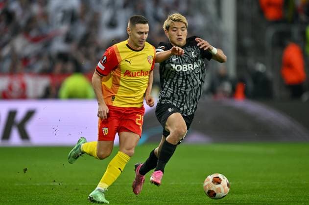 240215 RC Lens vs SC Freiburg Przemyslaw Frankowski (29) of RC Lens fighting for the ball with Ritsu Doan (42) of Freiburg during the Uefa Europa League play-off -first leg game in the 2023-2024 season between Racing Club de Lens and SC Freiburg on February 15 , 2024 in Lens, France. (Photo by David Catry Isosport) LENS FRANCE  Copyright: xx 438657