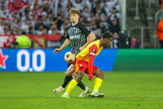 Yannik Keitel (SC Freiburg, 14) und Elye Wahi (RC Lens, 09) im Zweikampf , Fussball, UEFA Europa League, Play-off 1. Spiel, 2023 2024, RC Lens vs. SC Freiburg, 15.02.2024, Stade Bollaert-Delelis, Lens, Frankreich Lens Stade Bollaert-Delelis Pas-de-Calais Frankreich Copyright: xGrantxHubbsx