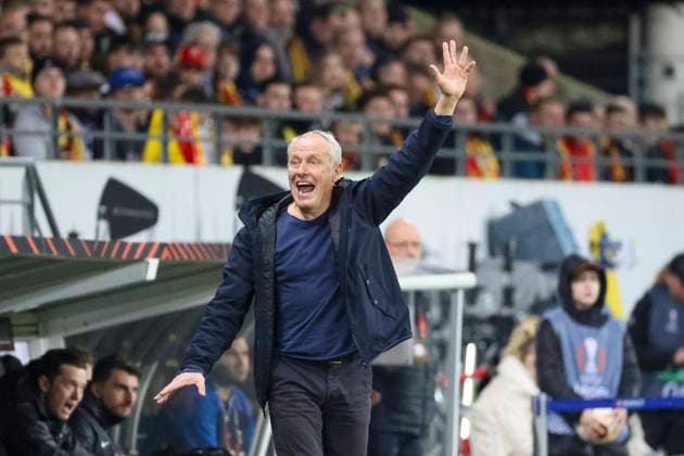 Sport Bilder des Tages Christian Streich (SC Freiburg, Trainer), Geste, Gestik, gestikuliert , Fussball, UEFA Europa League, Play-off 1. Spiel, 2023 2024, RC Lens vs. SC Freiburg, 15.02.2024, Stade Bollaert-Delelis, Lens, Frankreich Lens Stade Bollaert-Delelis Pas-de-Calais Frankreich Copyright: xGrantxHubbsx
