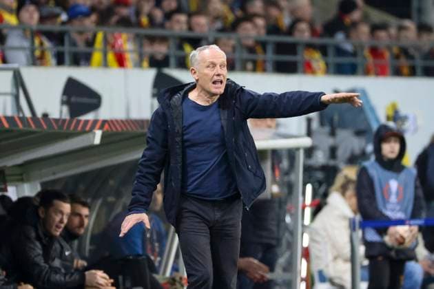 Christian Streich (SC Freiburg, Trainer), Geste, Gestik, gestikuliert , Fussball, UEFA Europa League, Play-off 1. Spiel, 2023 2024, RC Lens vs. SC Freiburg, 15.02.2024, Stade Bollaert-Delelis, Lens, Frankreich Lens Stade Bollaert-Delelis Pas-de-Calais Frankreich Copyright: xGrantxHubbsx
