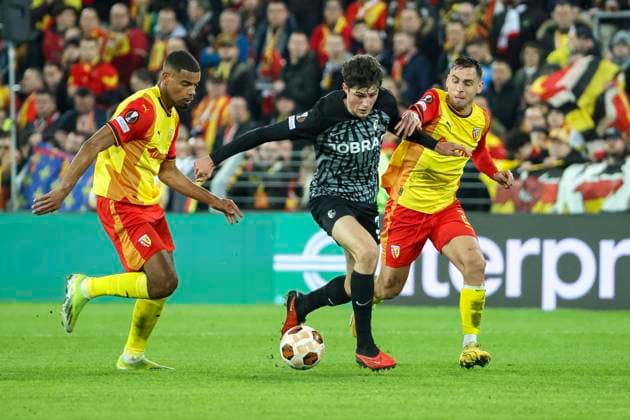 Andy Diouf (RC Lens, 18), Merlin Roehl (SC Freiburg, 34) und Ruben Aguilar (RC Lens, 02) im Laufduell , Fussball, UEFA Europa League, Play-off 1. Spiel, 2023 2024, RC Lens vs. SC Freiburg, 15.02.2024, Stade Bollaert-Delelis, Lens, Frankreich Lens Stade Bollaert-Delelis Pas-de-Calais Frankreich Copyright: xGrantxHubbsx