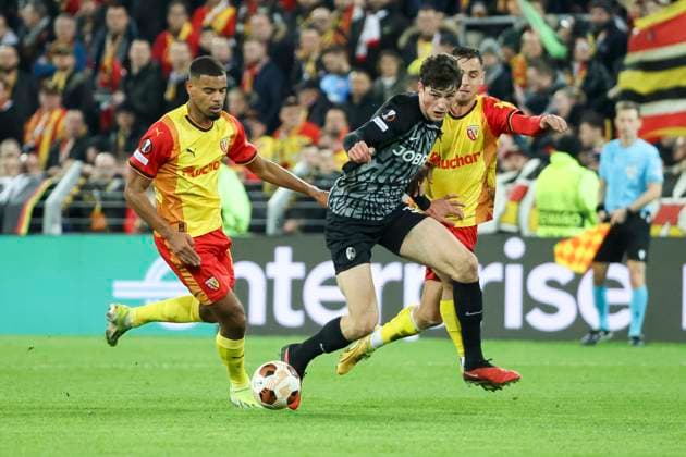 Andy Diouf (RC Lens, 18), Merlin Roehl (SC Freiburg, 34) und Ruben Aguilar (RC Lens, 02) im Laufduell , Fussball, UEFA Europa League, Play-off 1. Spiel, 2023 2024, RC Lens vs. SC Freiburg, 15.02.2024, Stade Bollaert-Delelis, Lens, Frankreich Lens Stade Bollaert-Delelis Pas-de-Calais Frankreich Copyright: xGrantxHubbsx