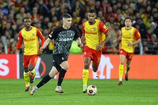 Roland Sallai (SC Freiburg, 22) und Andy Diouf (RC Lens, 18) im Laufduell , Fussball, UEFA Europa League, Play-off 1. Spiel, 2023 2024, RC Lens vs. SC Freiburg, 15.02.2024, Stade Bollaert-Delelis, Lens, Frankreich Lens Stade Bollaert-Delelis Pas-de-Calais Frankreich Copyright: xGrantxHubbsx