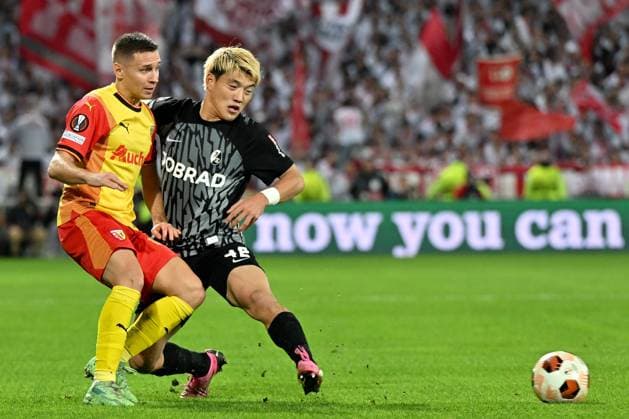 240215 RC Lens vs SC Freiburg Przemyslaw Frankowski (29) of RC Lens fighting for the ball with Ritsu Doan (42) of Freiburg during the Uefa Europa League play-off -first leg game in the 2023-2024 season between Racing Club de Lens and SC Freiburg on February 15 , 2024 in Lens, France. (Photo by David Catry Isosport) LENS FRANCE  Copyright: xx 438676