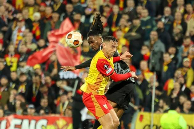 Jordy Makengo (SC Freiburg, 33) und Ruben Aguilar (RC Lens, 02) beim Kopfballduell , Fussball, UEFA Europa League, Play-off 1. Spiel, 2023 2024, RC Lens vs. SC Freiburg, 15.02.2024, Stade Bollaert-Delelis, Lens, Frankreich Lens Stade Bollaert-Delelis Pas-de-Calais Frankreich Copyright: xGrantxHubbsx