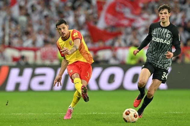240215 RC Lens vs SC Freiburg Florian Sotoca (7) of RC Lens pictured in a duel with Merlin Röhl (34) of Freiburg during the Uefa Europa League play-off -first leg game in the 2023-2024 season between Racing Club de Lens and SC Freiburg on February 15 , 2024 in Lens, France. (Photo by David Catry Isosport) LENS FRANCE  Copyright: xx 438892