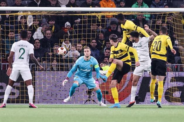 BERN, SWITZERLAND - FEBRUARY 15: Goncalo Inacio of Sporting CP (R) scores his goal during the UEFA Europa League 2023 24 round of 16 first leg match between BSC Young Boys and Sporting CP at Stadion Wankdorf on February 15, 2024 in Bern, Switzerland. Copyright: xJustPictures.ch LuigixRizzox jp-en-EuSpIm-AN0I8863-20240111