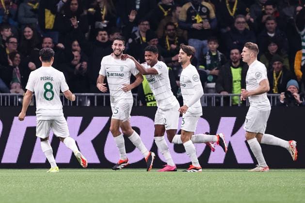 BERN, SWITZERLAND - FEBRUARY 15: Goncalo Inacio of Sporting CP (R) celebrates his goal during the UEFA Europa League 2023 24 round of 16 first leg match between BSC Young Boys and Sporting CP at Stadion Wankdorf on February 15, 2024 in Bern, Switzerland. Copyright: xJustPictures.ch LuigixRizzox jp-en-EuSpIm-AN0I8865-20240111
