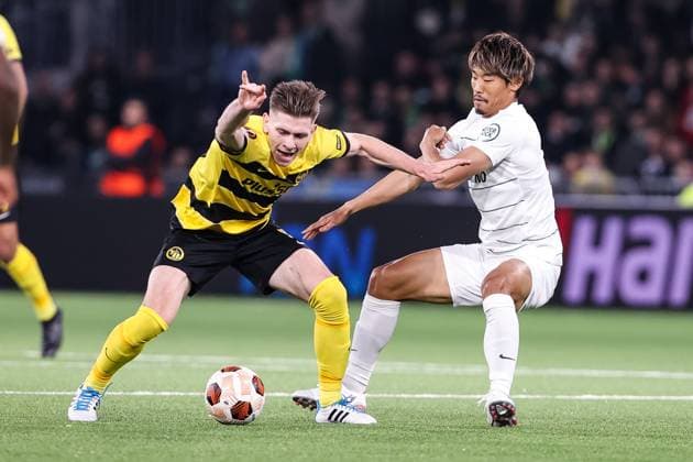 BERN, SWITZERLAND - FEBRUARY 15: Lukasz Lakomy of BSC Young Boys (L) against Hidemasa Morita of Sporting CP (R) during the UEFA Europa League 2023 24 round of 16 first leg match between BSC Young Boys and Sporting CP at Stadion Wankdorf on February 15, 2024 in Bern, Switzerland. Bern Stadion Wankdorf Bern Switzerland Copyright: xJustPictures.ch LuigixRizzox jp-en-EuSpIm-AN0I8882-20240112