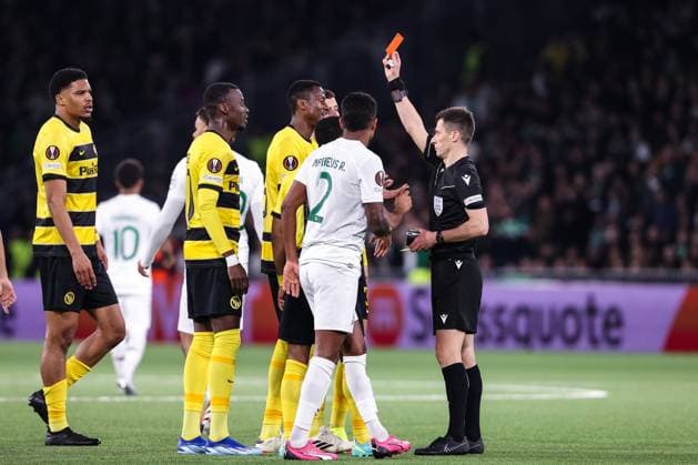 BERN, SWITZERLAND - FEBRUARY 15: referee Benoit Bastien shows a red card for Mohamed Ali Camara of Young Boys during the UEFA Europa League 2023 24 round of 16 first leg match between BSC Young Boys and Sporting CP at Stadion Wankdorf on February 15, 2024 in Bern, Switzerland. Bern Stadion Wankdorf Bern Switzerland Copyright: xJustPictures.ch LuigixRizzox jp-en-EuSpIm-AN0I8908-20240112