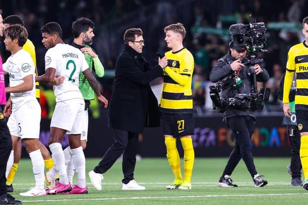 BERN, SWITZERLAND - FEBRUARY 15: manager Raphael Wicky of BSC Young Boys (L) with Sandro Lauper of BSC Young Boys (R) during the UEFA Europa League 2023 24 round of 16 first leg match between BSC Young Boys and Sporting CP at Stadion Wankdorf on February 15, 2024 in Bern, Switzerland. Bern Stadion Wankdorf Bern Switzerland Copyright: xJustPictures.ch LuigixRizzox jp-en-EuSpIm-AN0I8917-20240112