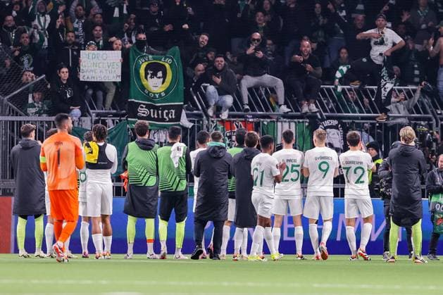 BERN, SWITZERLAND - FEBRUARY 15: Sporting CP squad celebrates with fans during the UEFA Europa League 2023 24 round of 16 first leg match between BSC Young Boys and Sporting CP at Stadion Wankdorf on February 15, 2024 in Bern, Switzerland. Bern Stadion Wankdorf Bern Switzerland Copyright: xJustPictures.ch LuigixRizzox jp-en-EuSpIm-AN0I8921-20240112