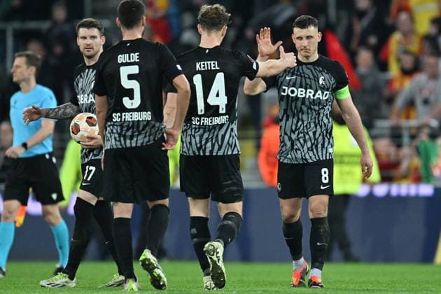 240215 RC Lens vs SC Freiburg Maximilian Eggestein (8) of Freiburg pictured during the Uefa Europa League play-off -first leg game in the 2023-2024 season between Racing Club de Lens and SC Freiburg on February 15 , 2024 in Lens, France. (Photo by David Catry Isosport) LENS FRANCE  Copyright: xx 438936