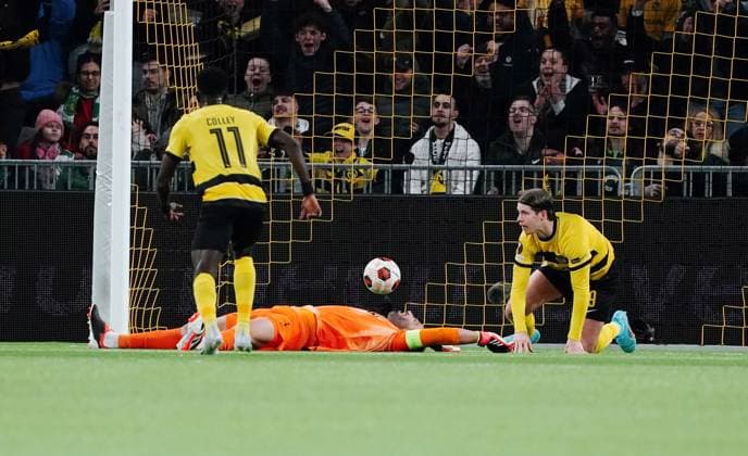 Anton Geisser 15.02.2024 Stadion Wankdorf Fussball Herren Saison 2023 2024 Europa League BSC Young Boys - Sporting Clube de Portugal. Bild : Antonio Adan Torhueter (Sporting Lissabon) am Boden . Ebrima Colley und Cedric Itten (YB) Aktion