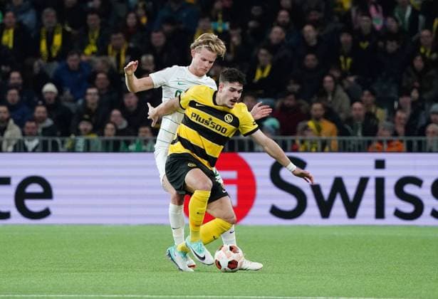Anton Geisser 15.02.2024 Stadion Wankdorf Fussball Herren Saison 2023 2024 Europa League BSC Young Boys - Sporting Clube de Portugal. Bild : Filip Ugrinic (YB) gegen Morten Hjulmand (Sporting Lissabon) (L.) Aktion Zweikampf