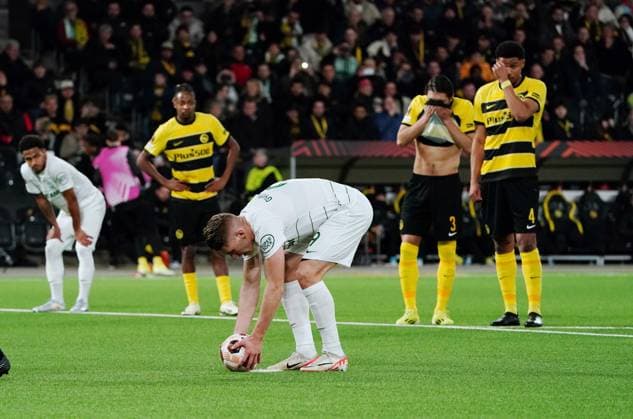 Anton Geisser 15.02.2024 Stadion Wankdorf Fussball Herren Saison 2023 2024 Europa League BSC Young Boys - Sporting Clube de Portugal. Bild : Viktor Gyoerkeres (Sporting Lissabon) legt den Ball auf den Elfmeterpunkt. Hinten zwei frustrierte Berner Aktion Einzelbild
