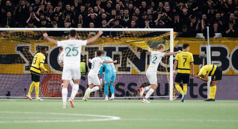 Young Boys - Sporting Lissabon Aurele Amenda (YB) nach seinem Eigentor zum 0:1 15.02.2024 Stadion Wankdorf Bern , SCHWEIZ , Saison 2023 2024 Herren Fussball UEFA Europa League BSC Young Boys Bern - Sporting Lissabon Aurele Amenda (ganz rechts , YB) nach seinem Eigentor zum 0:1