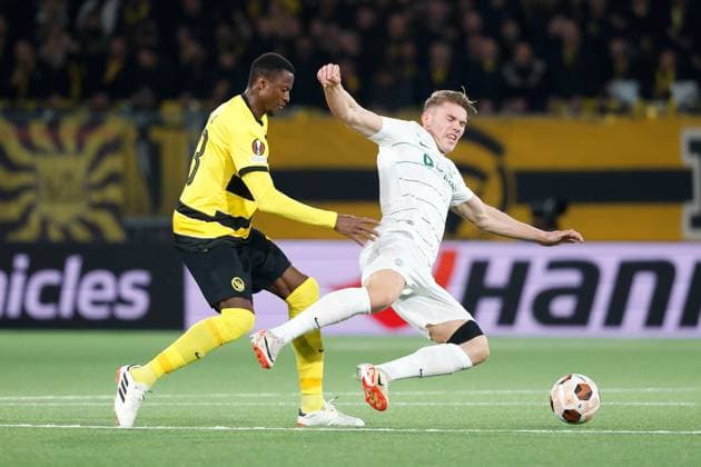 Young Boys - Sporting Lissabon Viktor Gyoekeres gegen Mohamed Ali Camara 15.02.2024 Stadion Wankdorf Bern , SCHWEIZ , Saison 2023 2024 Herren Fussball UEFA Europa League BSC Young Boys Bern - Sporting Lissabon Viktor Gyoekeres (re, Sporting) gegen Mohamed Ali Camara (Young Boys)