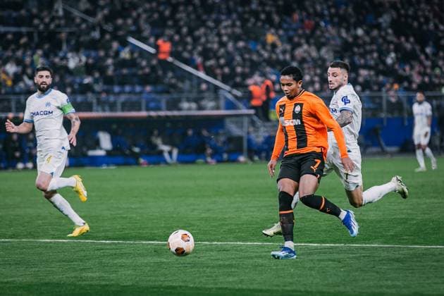 Fußball I Herren I UEFA Europa League I Zwischenrunde I FC Schachtar Donezk - Olympique Marseille I 15.02.2024 Jonathan Clauss (7, Olympique Marseille) versucht Eguinaldo (7, Schachtar Donezk) zu stoppen. Hamburg Volksparkstadion Hamburg Deutschland Copyright: xLobecax xHenningxRohlfsx