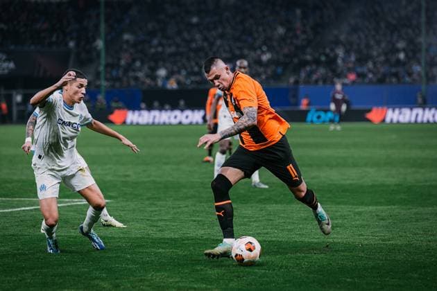 Fußball I Herren I UEFA Europa League I Zwischenrunde I FC Schachtar Donezk - Olympique Marseille I 15.02.2024 Amine Harit (11, Olympique Marseille) gegen Oleksandr Zubkov (11, Schachtar Donezk) im Zweikampf. Hamburg Volksparkstadion Hamburg Deutschland Copyright: xLobecax xHenningxRohlfsx