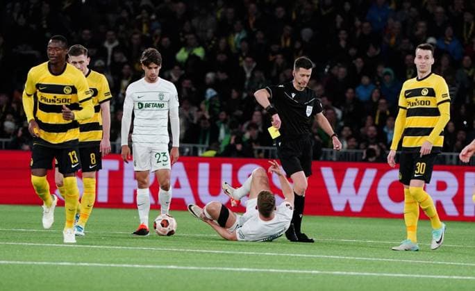 Anton Geisser 15.02.2024 Stadion Wankdorf Fussball Herren Saison 2023 2024 Europa League BSC Young Boys - Sporting Clube de Portugal. Bild : Schiedsrichter Benoit Bastien (FRA) zeigt Viktor Gyoekeres (Sporting Lissabon) Gelb Aktion Einzelbild