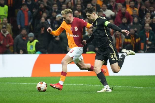Baris Alper Yilmaz (53) of Galatasaray and Ladislav Krejci (37) of Sparta Praha during the UEFA Europa League 2023 24 round of 16 first leg match between Galatasaray A.S. and AC Sparta Praha at Ali Sami Yen Arena on February 15, 2024 in Istanbul, Turkey. Istanbul Turkey Copyright: xSeskimPhotox Gsaray-SpartaPraha-15224 (5)