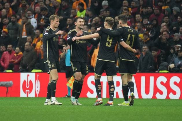 Jan Kuchta (9) of Sparta Praha celebrates after scoring the second goal of his team with teammates during the UEFA Europa League 2023 24 round of 16 first leg match between Galatasaray A.S. and AC Sparta Praha at Ali Sami Yen Arena on February 15, 2024 in Istanbul, Turkey. Istanbul Turkey Copyright: xSeskimPhotox Gsaray-SpartaPraha-15224 (43)