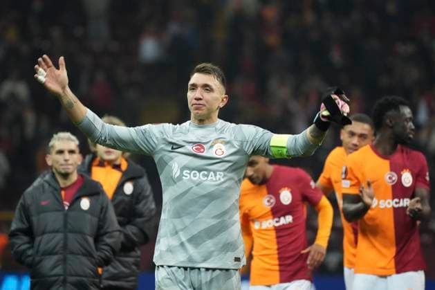 Goalkeeper Fernando Muslera of Galatasaray victory celebrates after the UEFA Europa League 2023 24 round of 16 first leg match between Galatasaray A.S. and AC Sparta Praha at Ali Sami Yen Arena on February 15, 2024 in Istanbul, Turkey. Istanbul Turkey Copyright: xSeskimPhotox Gsaray-SpartaPraha-15224 (78)