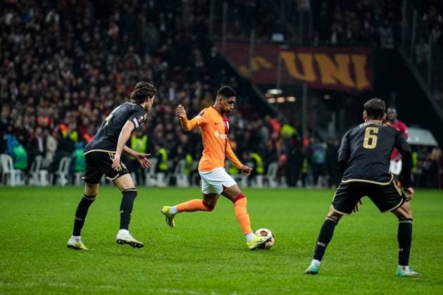 776092860 Victor Nelsson of Galatasaray in action during the match. Galatasaray and Sparta Praha faced each other in the UEFA Europa League, the match took place at Rams Park in Istanbul, Turkey on February 15, 2024 Istanbul Istanbul Turkey Copyright: xYagizxGurtugx
