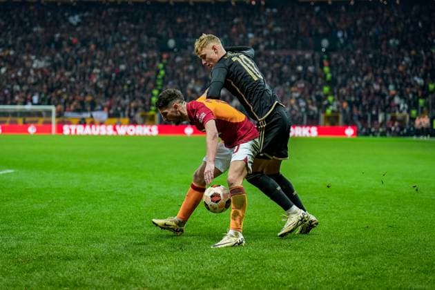 776092860 Dries Mertens of Galatasaray in action with Adam Karabec of Sparta Praha during the match. Galatasaray and Sparta Praha faced each other in the UEFA Europa League, the match took place at Rams Park in Istanbul, Turkey on February 15, 2024 Istanbul Istanbul Turkey Copyright: xYagizxGurtugx