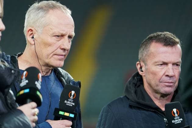 Fußball: UEFA Europa League 2023 2024, k.-o.-Runden-Play-offs, RC Lens - SC Freiburg, Stadion Bollaert-Delelis (Lens): TV Fussball-Experte Lothar Matthäus mit Freiburgs Trainer Christian Streich Lens Bollaert-Delelis Stadium Frankreich Copyright: xJoeranxSteinsiekx