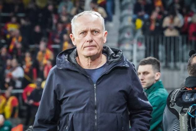 Fußball: UEFA Europa League 2023 2024, k.-o.-Runden-Play-offs, RC Lens - SC Freiburg, Stadion Bollaert-Delelis (Lens): Freiburgs Trainer Christian Streich Lens Bollaert-Delelis Stadium Frankreich Copyright: xJoeranxSteinsiekx