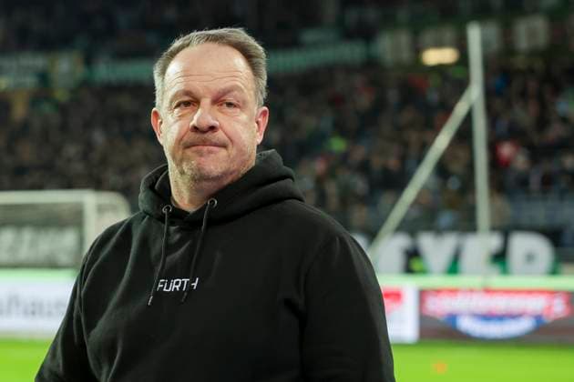 Trainer Alexander Zorniger (SpVgg Greuther Fuerth) schaut, 2. Bundesliga, Hannover 96 vs SpVgg Greuther Fuerth, HDI-Arena, 16.02.2024, Hannover, Deutschland.