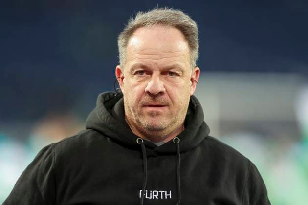 Trainer Alexander Zorniger (SpVgg Greuther Fuerth) schaut, 2. Bundesliga, Hannover 96 vs SpVgg Greuther Fuerth, HDI-Arena, 16.02.2024, Hannover, Deutschland.