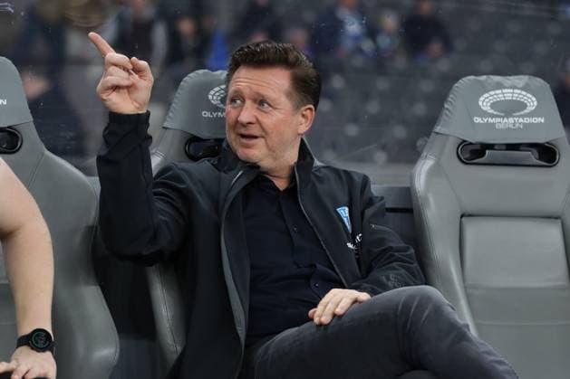 16.02.2024, xtgx, Fussball - 2.Bundesliga, Hertha BSC Berlin - 1.FC Magdeburg emspor, v.l. Christian Titz (Magdeburg, Trainer) gibt Anweisungen, gestikuliert mit den Armen, gesticulate, gives instructions (DFL DFB REGULATIONS PROHIBIT ANY USE OF PHOTOGRAPHS as IMAGE SEQUENCES and or QUASI-VIDEO) Berlin