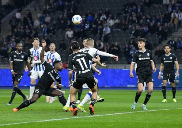 Fussball 2. Bundesliga, Hertha BSC - 1. FC Magdeburg 16.02.2024, xdanx, Fussball 2. Bundesliga, Hertha BSC - 1. FC Magdeburg, v.l. Daniel Heber (1. FC Magdeburg 15),Mohammed El Hankouri (1. FC Magdeburg 11),Daniel Elfadli (1. FC Magdeburg 6),Zweikampf, Duell, Kampf, tackle (DFL DFB REGULATIONS PROHIBIT ANY USE OF PHOTOGRAPHS as IMAGE SEQUENCES and or QUASI-VIDEO) Foto: Daniel Lakomski Mix1 Berlin Olympiastadion Berlin Berlin Deutschland (DE)