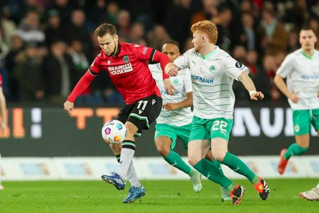 Louis Schaub (Hannover 96) und Robert Wagner (SpVgg Greuther Fuerth) kaempfen um den Ball, 2. Bundesliga, Hannover 96 vs SpVgg Greuther Fuerth, HDI-Arena, 16.02.2024, Hannover, Deutschland.