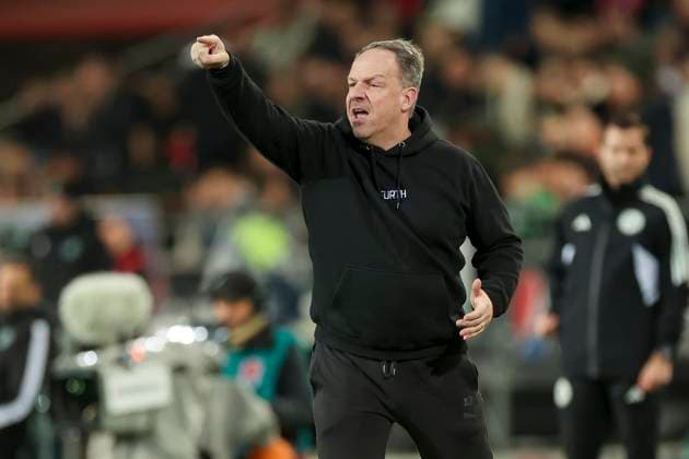 Trainer Alexander Zorniger (SpVgg Greuther Fuerth) gestikuliert, 2. Bundesliga, Hannover 96 vs SpVgg Greuther Fuerth, HDI-Arena, 16.02.2024, Hannover, Deutschland.